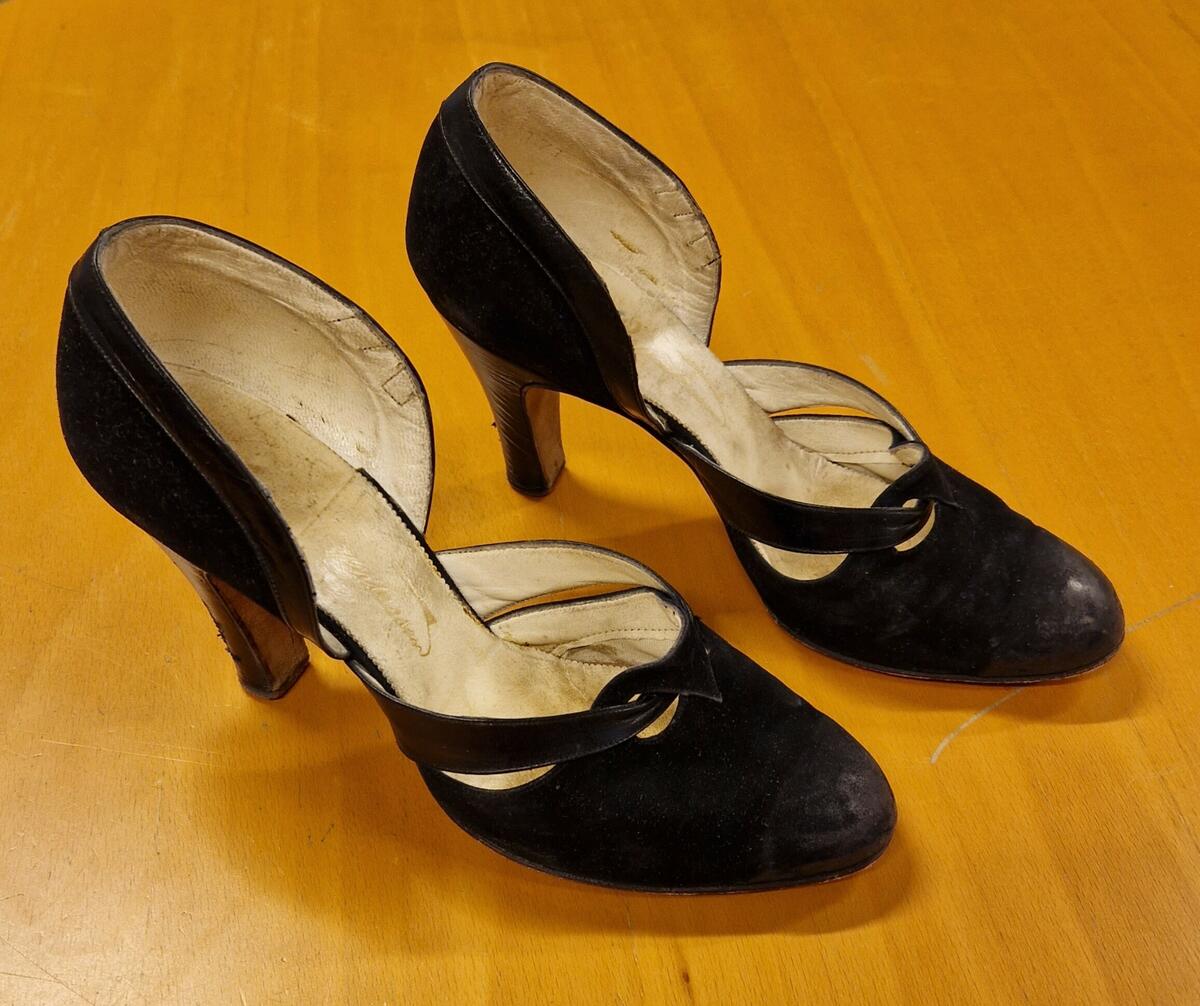 Högklackade pumps i svart läder med inslag av mocka. Storlek 3½. Fabrikat: Bryntesson. Skorna har använts som bröllopsskor till Karin Eklöf, född Fredriksson. Gift med Thorvald Eklöf 1943. MFF15286 är fotografier av bruden, brudparet och skorna. Gåva av Lena Eklöf Viklund, Sundsvall.

Original skokartong medföljer. Se länk nedan:
https://www.skofabrikenmalmo.se/wp-content/uploads/2017/08/skofabrikens-historia-low.pdf 