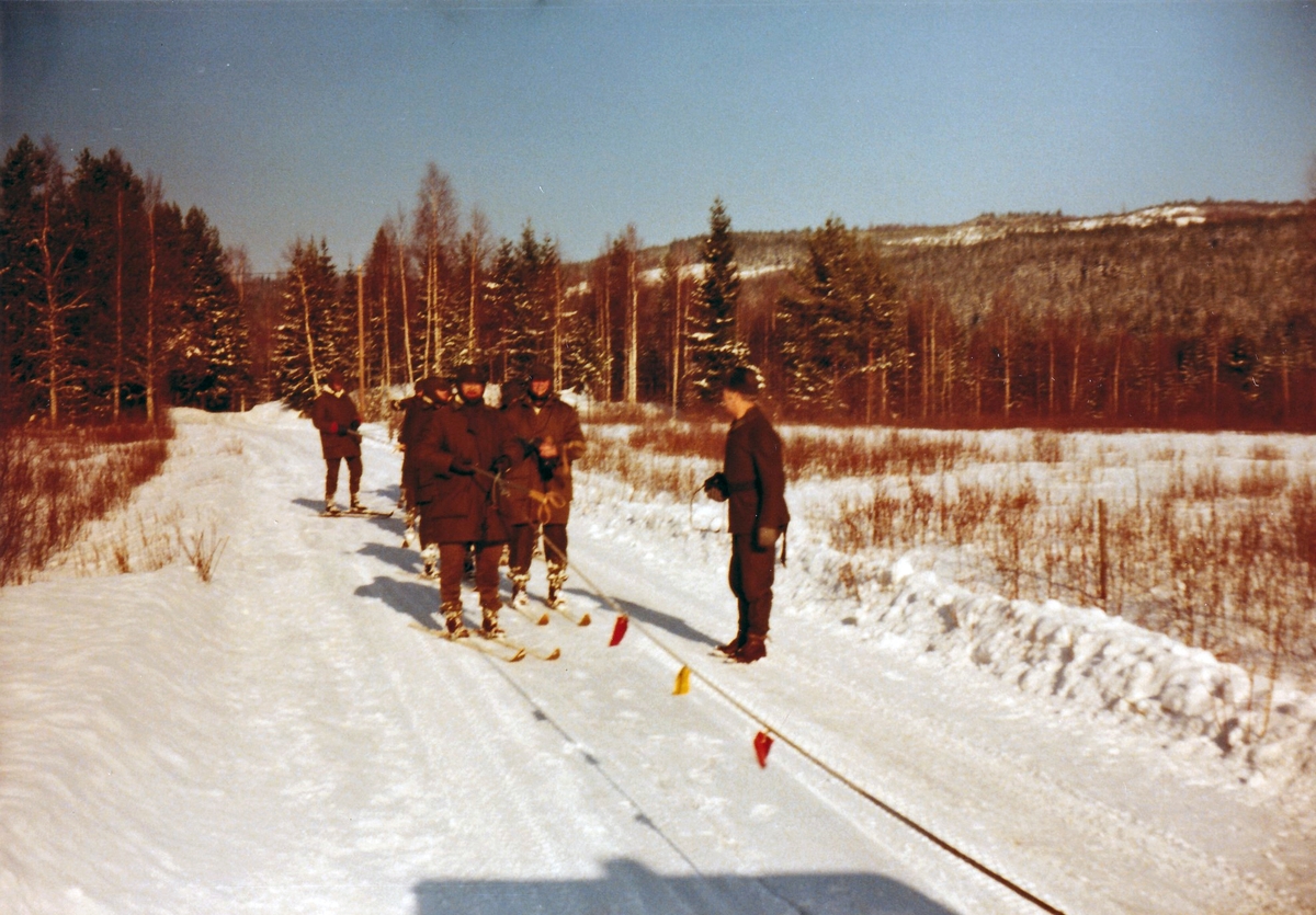 Vinterutbildning med FBU på tidigt 1980-tal. Förberedelser för skidtolkning bakon Tgb 11.