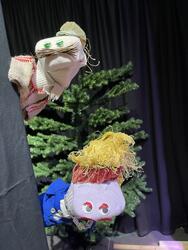 To hånd-dukker laget av sokker, forestiller en mann med bart og en dame med høyt hår