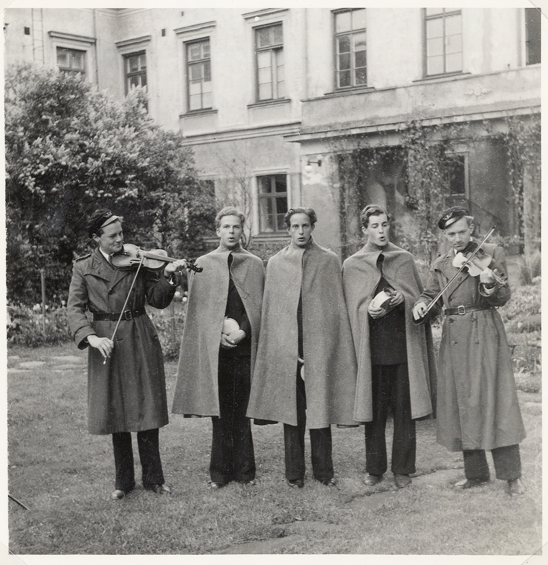 Några "djäknar" i cape sjunger och spelar på residensets innergård, i samband med läroverkets 300-årsjubileum.
Växjö 1943.