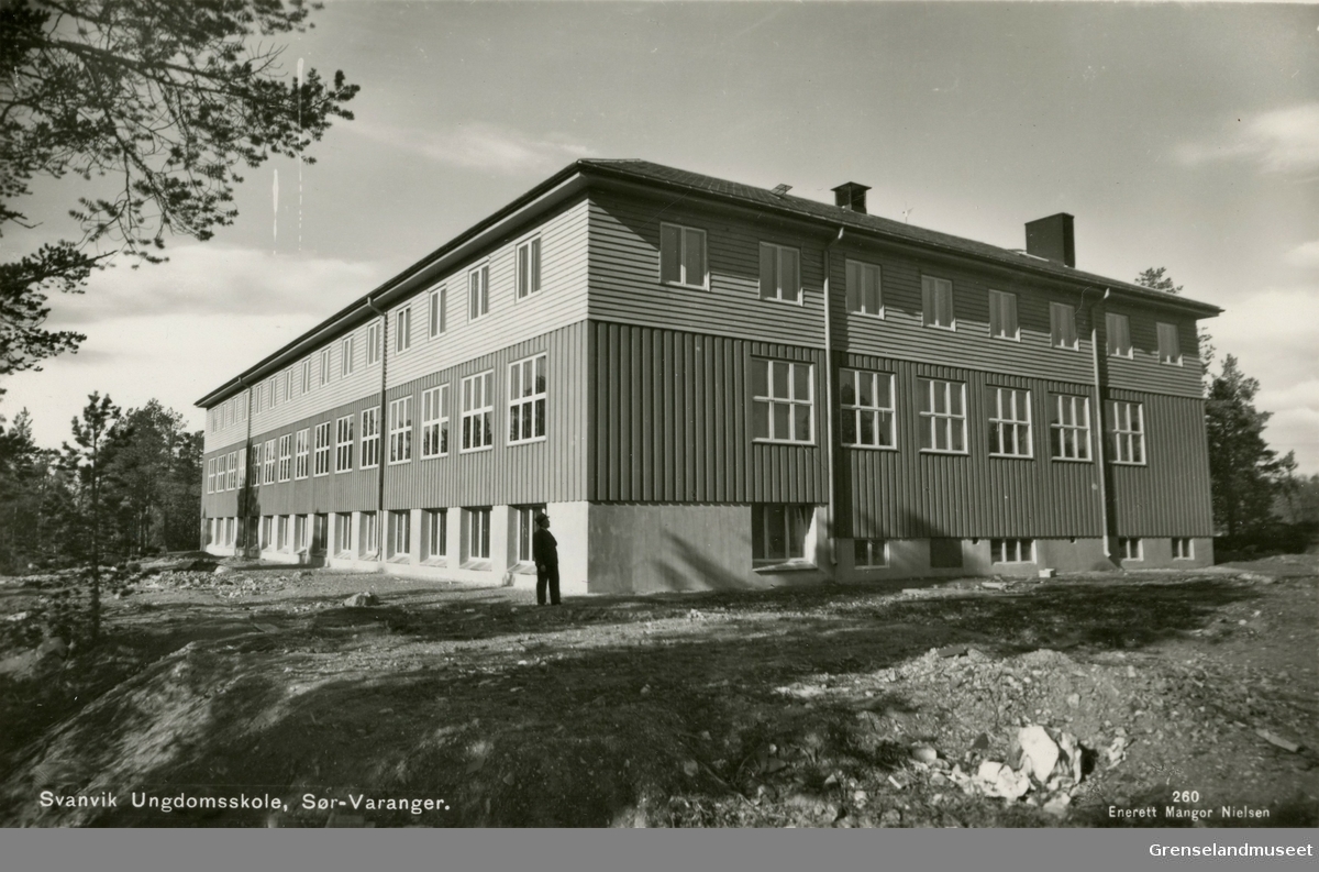 Svanvik ungdomsskole - Folkehøgskolen i Sør-Varanger. Bygget i 1935 og tatt i bruk høsten 1936.  