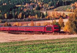 Elektrisk lokomotiv El 18 2255 med persontog til Bergen i næ