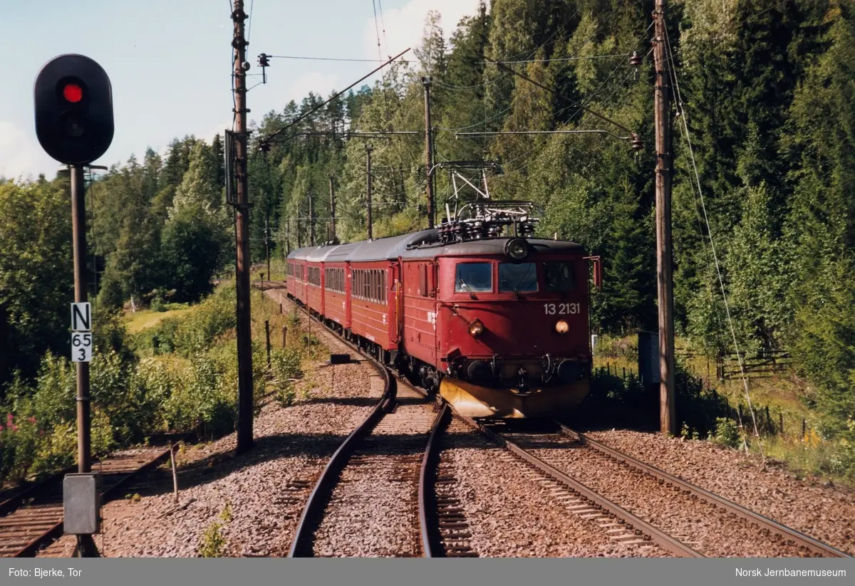 Elektrisk Lokomotiv El 13 2131 Med Persontog Fra Gjøvik Til Oslo S Kjører Inn På Bjørgeseter 