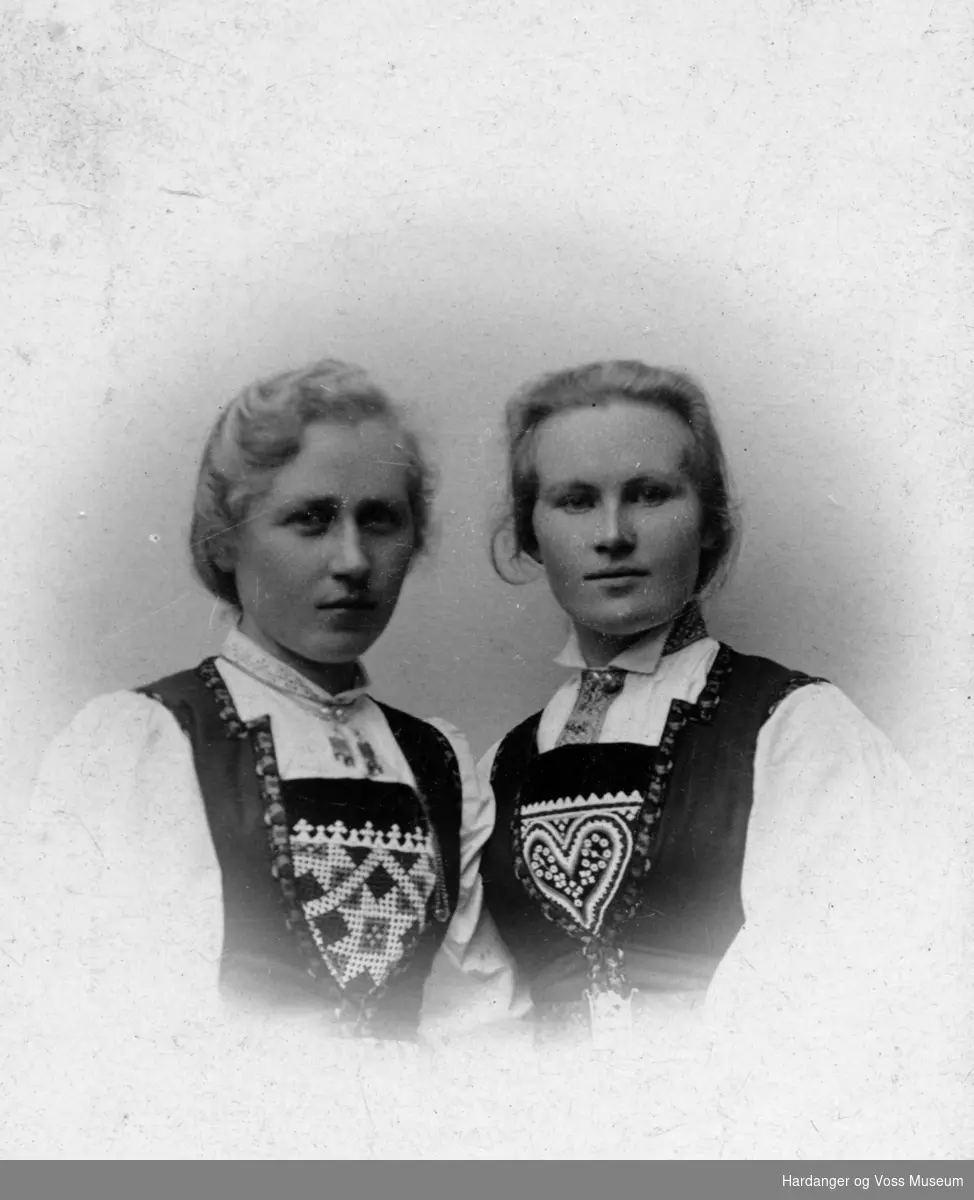 Portrett, 2 kvinner i bunad