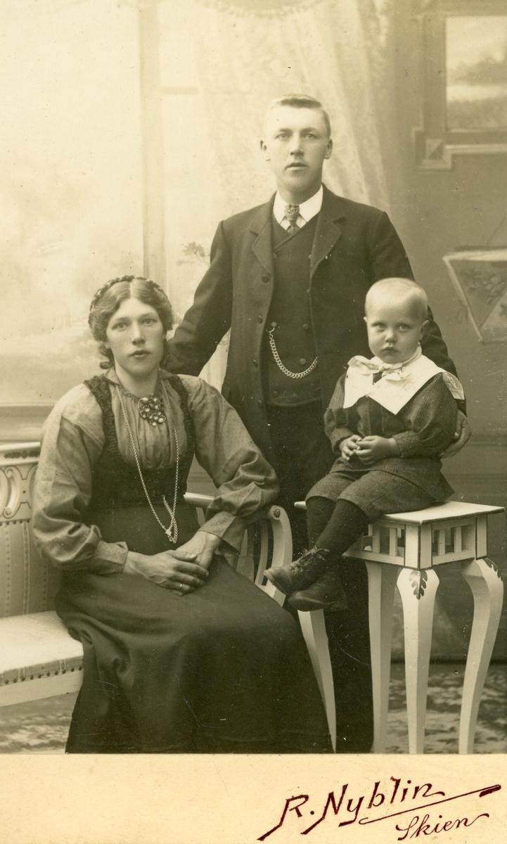 Familiegruppe i fotoatelier.  Anne og Halvor Åsen med sonen Halvor.