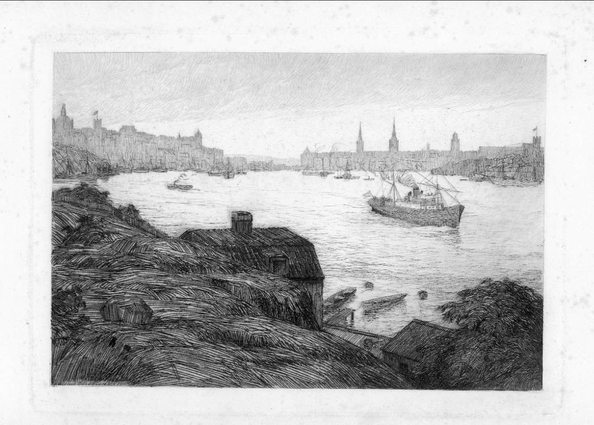I förgrunden av bilden syns ett hus liggande mot vattnet. Till höger i bilden syns ett större skepp, och i bakgrunden mot horisonten silhuetten av Stockholm.
