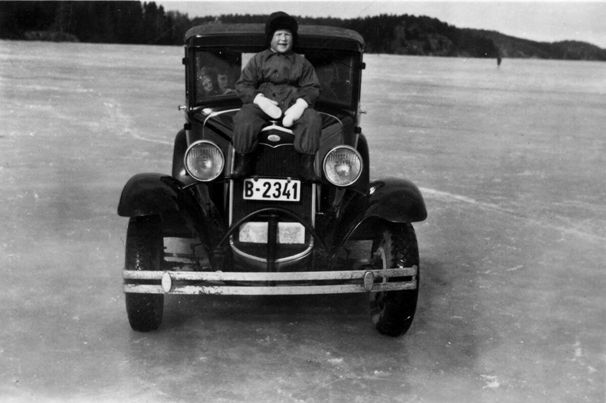 Rune Pettersen sitter på panseret til en Ford 1929, med bilkjennetegn B-2341 på isen på Tunevannet, vinteren 1952