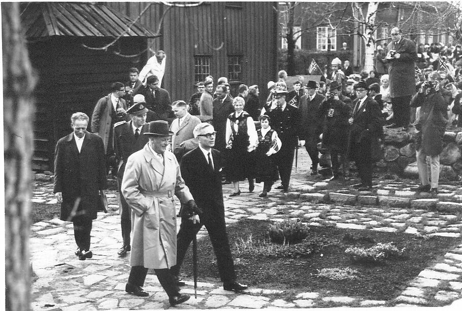 Museumsdirektør Lauritz Opstad tar i mot og viser kong Olav rundt på Borgarsyssel museum ved byjubileet i 1966