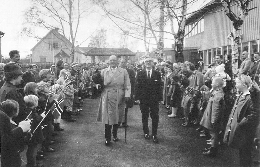 Kong Olav blir mottatt på Borgarsyssel museum ved byjubileet i 1966
