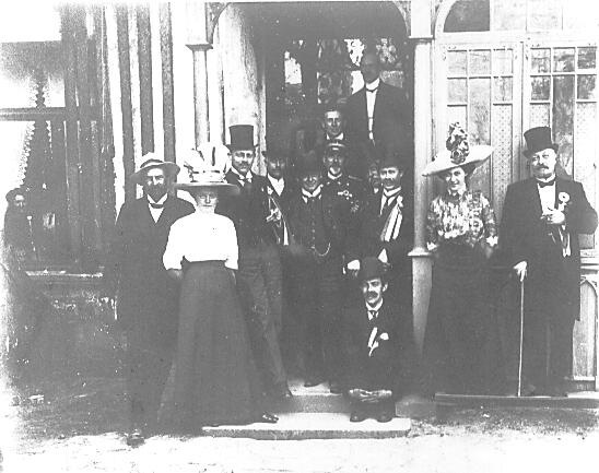 17. mai komiteen 1914 samlet til frokost i bakgården til Kristiansens Hotell