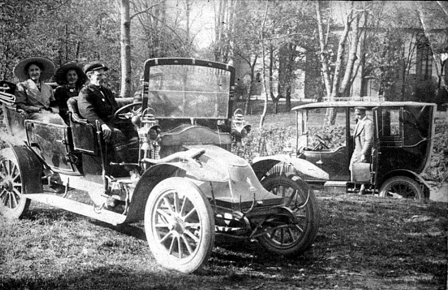 Sjåførene Nilsen og Johs. Stamsaas med sine biler
