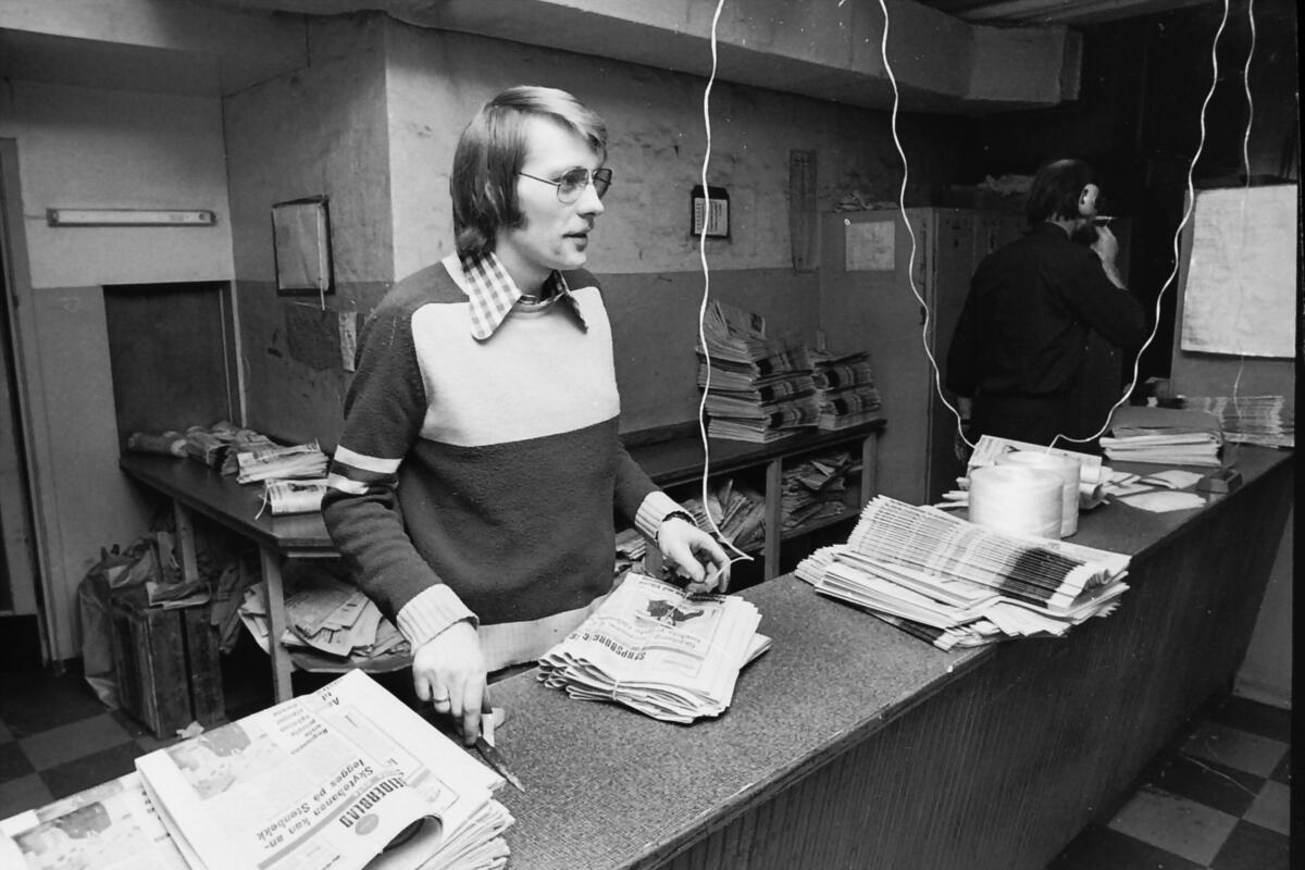 Åge Andersen på jobb i pakkeriet i Sarpsborg Arbeiderblad desember 1975 - 2