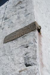Runer på veggen til Skjeberg kirke