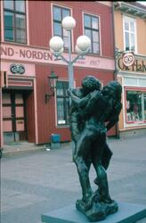Per ung i Sarpsborg - skulptur i St. Mariegate mai 1986
