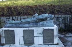 Monumentet over falne på Sarpsborg kirkegård - av Per Palle 