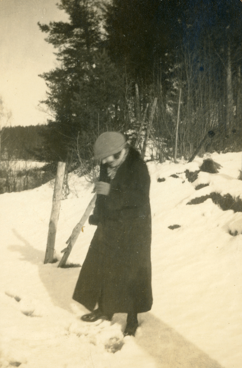 Portrett av kvinne på vinterveg.  Lisleheradveien i 1925.