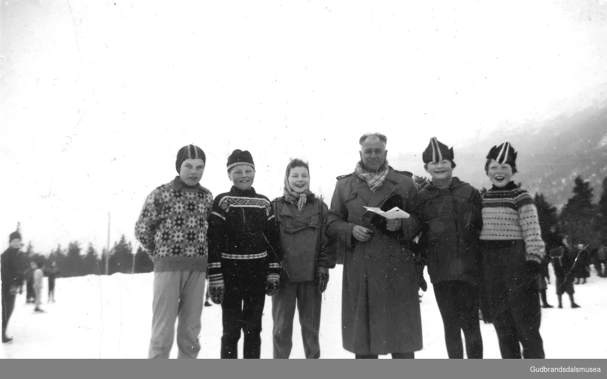 På skeisebana i Bismo. 
F:v.: Tormod Gjerdet (f. 1943), Inge Aaboen (f. 1945), Liv Lien (f. 1943), Ove Haug (f. 1901), Marit Brekkum (f. 1945 g. Aune), Kari Sofie Harsheim (f. 1946)