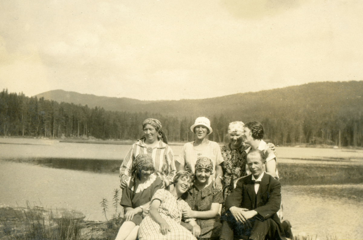 Folk ved Grotbekktjern 1926.  