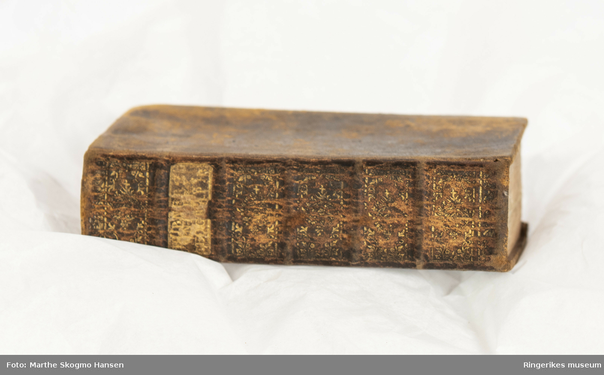 Trykket i København i 1759. 818 sider. Trepermer trukket med lær.
