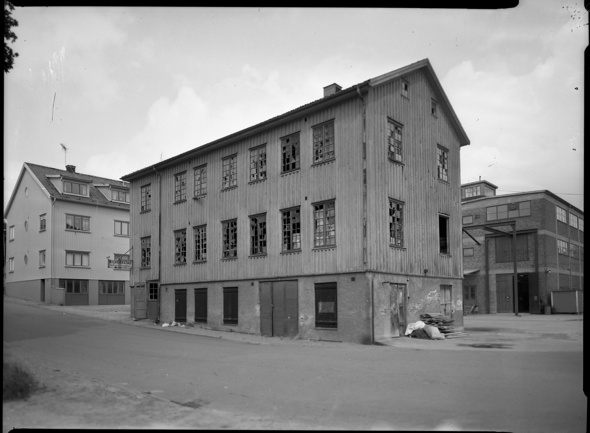 Illa medfaren fastighet på Östra Ringgatan, kv Farkosten. I byggnaden låg tidigare Oscar Anderssons Syfabrik, en bilverkstad mm. 1950-tal.