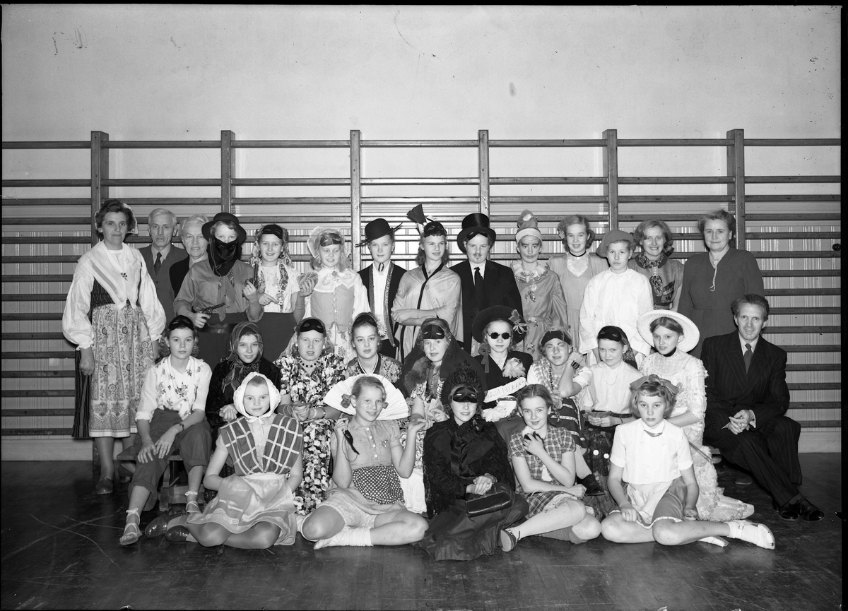 Gruppbild på avgångsklass på Centralskolan (idag Lendahlsskolan), 1949.