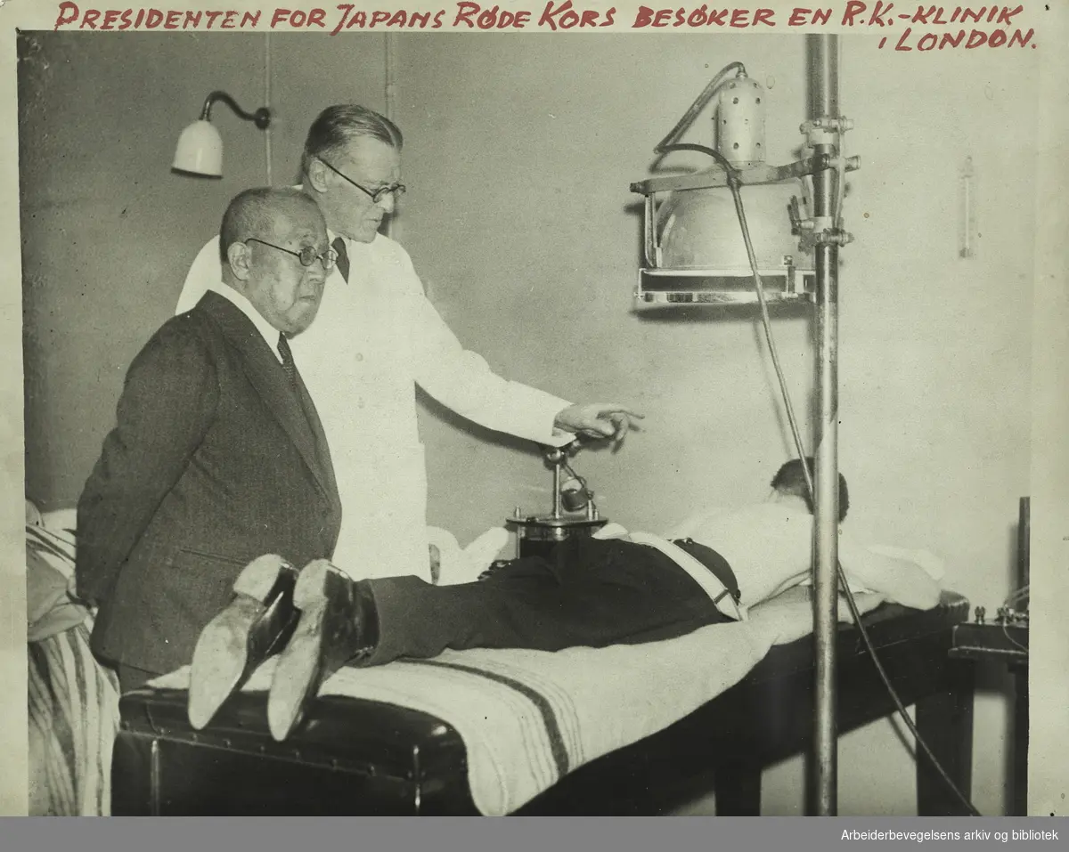 Presidenten for Japans Røde kors, prins Tokugawa, besøker "the British Red Cross Society Clinic" for behandling av reumatiske lidelser ved Peto Place i London. Arbeidermagasinet. 11. Desember 1933.