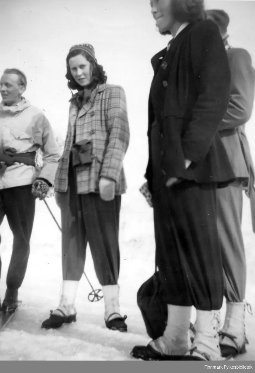 På skitur til i Pasvik. De to kvinnene er fra venstre: Anne Høier fra Bjørnevatn, og Bodil Pedersen fra Bjørnvatn. De to andre på bildet er ukjent