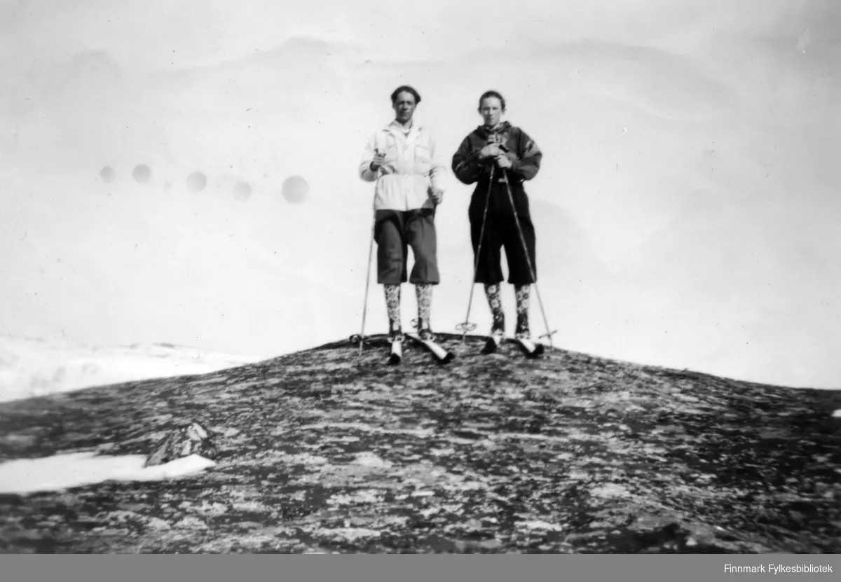 Rolf Sunquist og Martin Seljemo som står på ski oppå et snøløst berg
