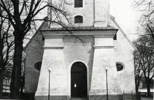 Ingången till Varbergs kyrka. Bild 3 visar även tornet. Bilden tagen från väster.