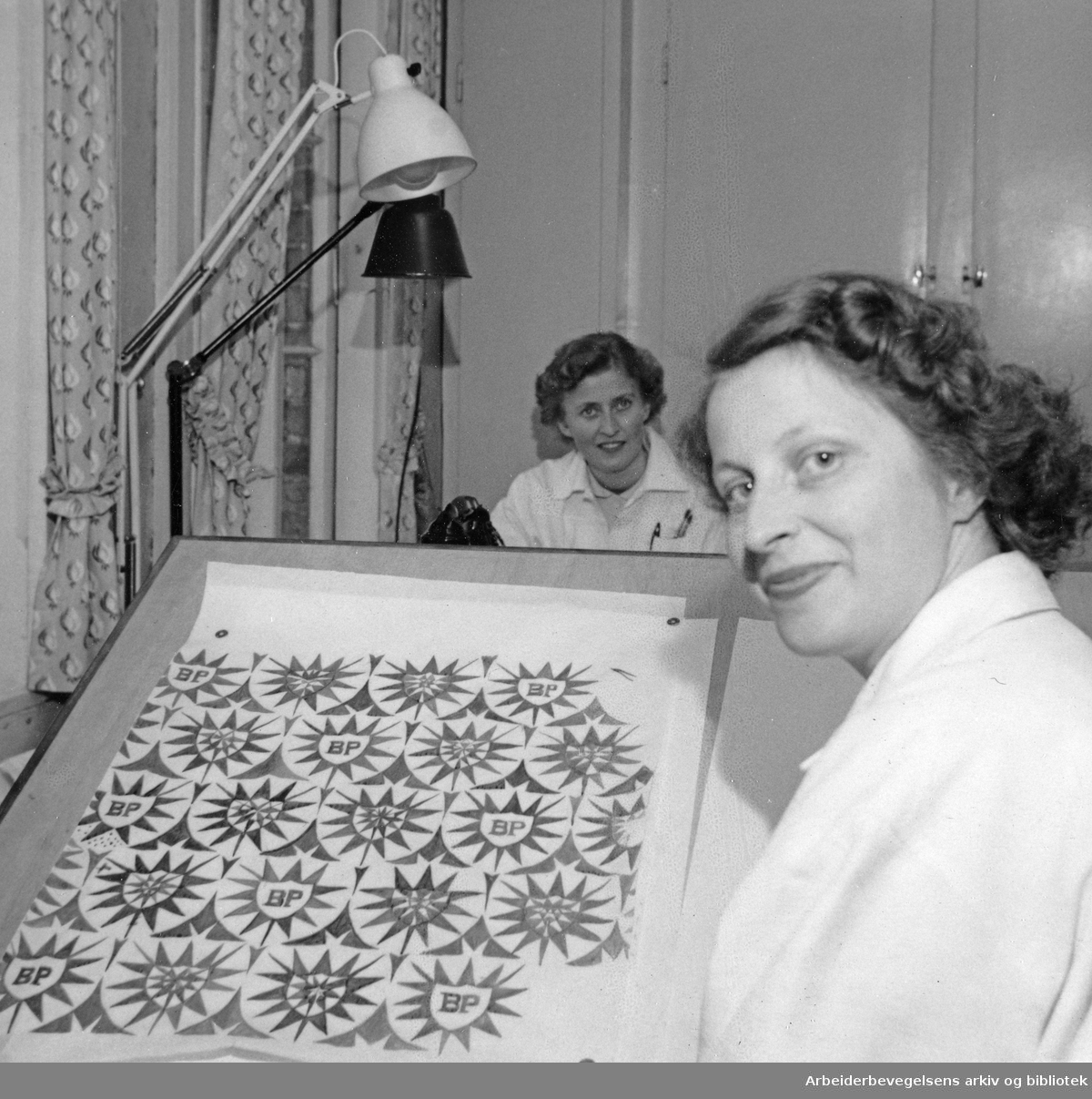 "Hjula - fabrikk med tradisjoner." Billedreportasje fra Hjula Væverier i Magasinet for Alle, september 1954.
