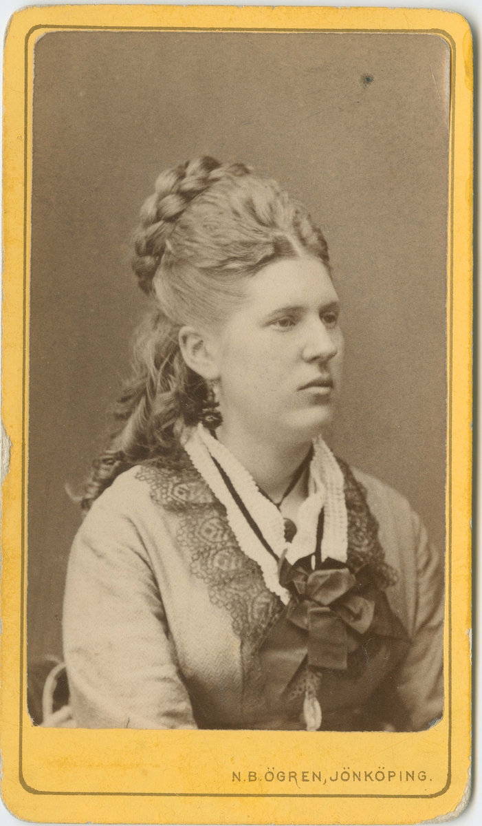 Porträtt på Alma Bruno född omkring 1850 i Habo, Jönköpings kommun.