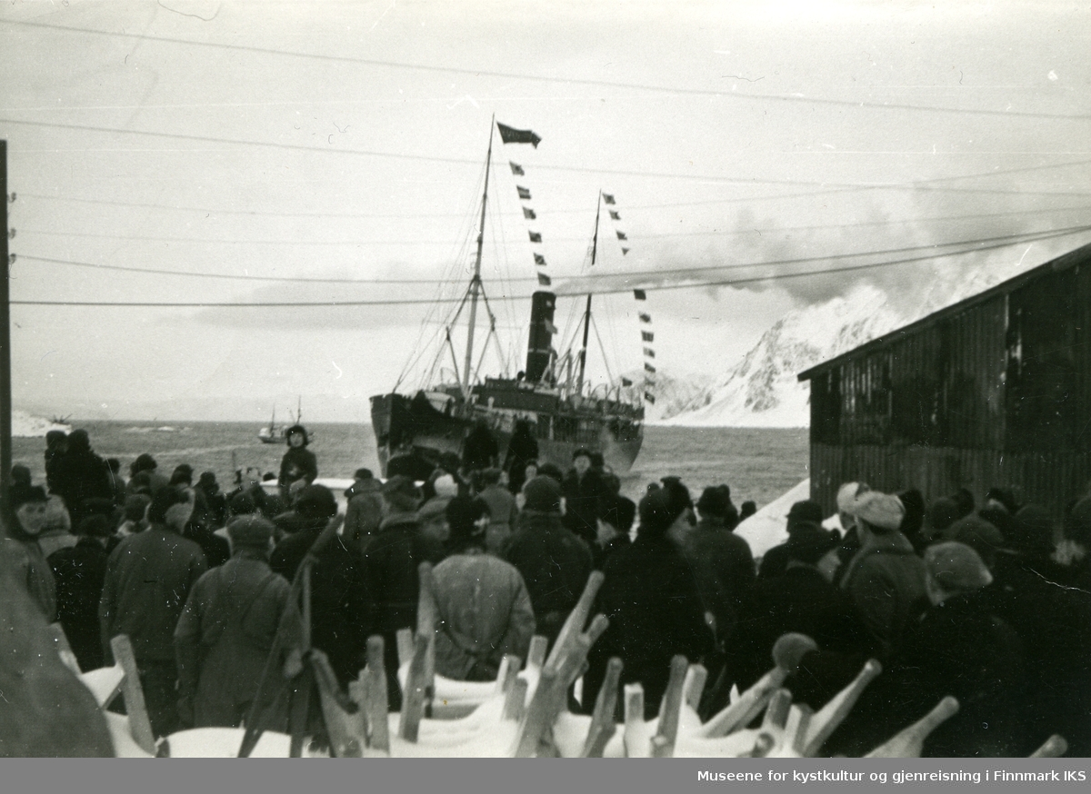 Hurtigruta "Kong Harald" kommer til Honningsvåg for første gang etter frigjøringen. Begynnelsen av 1946.