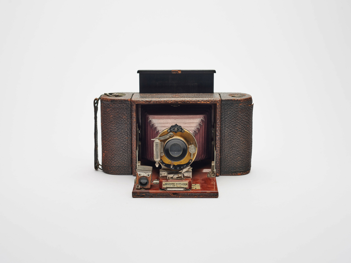 Wizard Duplex No. 1 er et foldekamera for rullfilm, produsert av Gundlach-Manhattan Optical Co. ca. 1902.