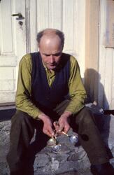 Einar Wilhelmsen viser sølvskjeer som faren hans Henrik Rotb