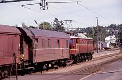 Elektrisk lokomotiv El 8 2071 med godstog på Sandefjord stas