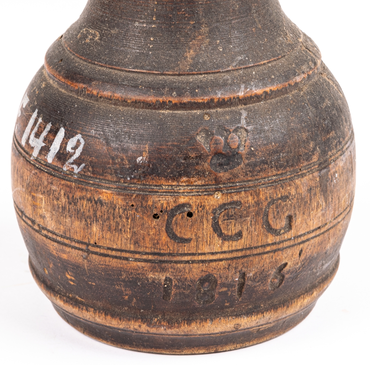 Besman av trä, handtag saknas. Märkt GCG (?) 1816.