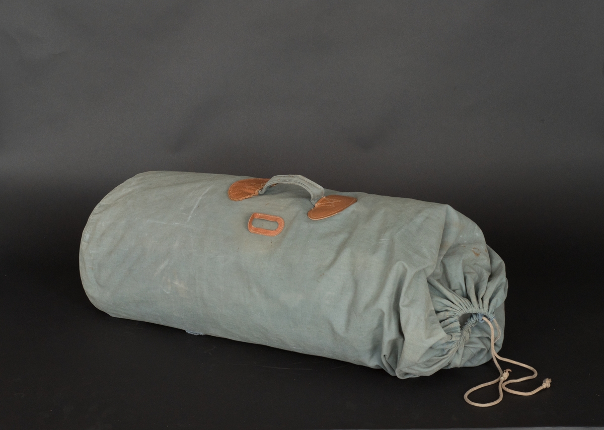 Tält i bomullscanvas med med absid. Tältet förvaras i ett fodral med dragsko, handtag och läderdetaljer.