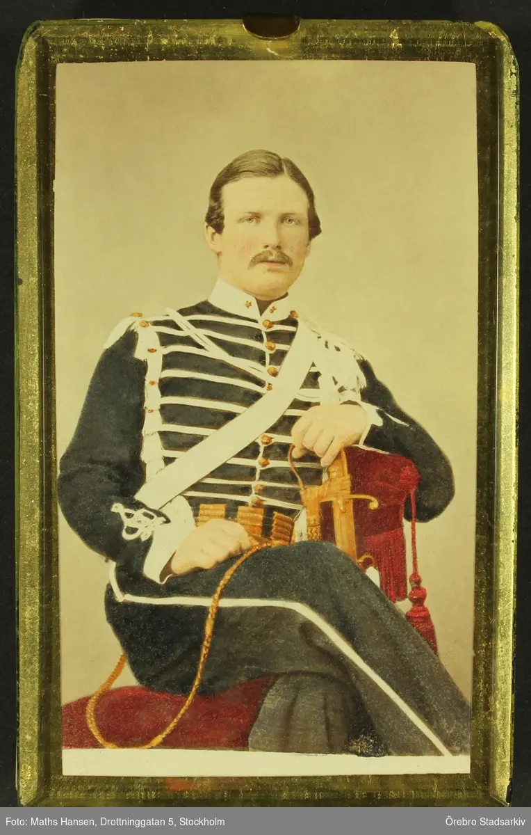 Kolorerat porträtt av man i uniform

August Gripenstedt, född 1813.