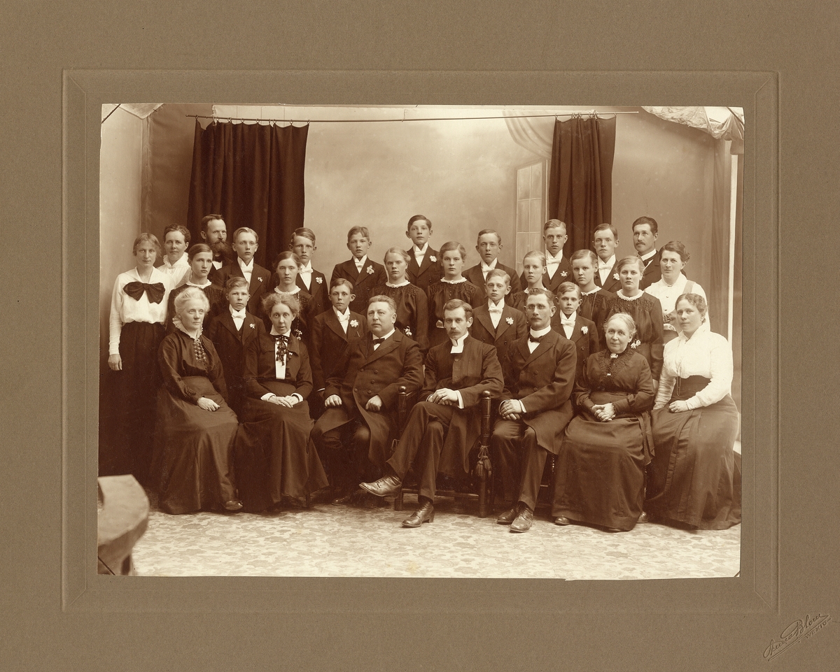 Konfirmander med präst och lärare från dövstumskolan i Växjö, ca 1916. 
Ateljéfoto.