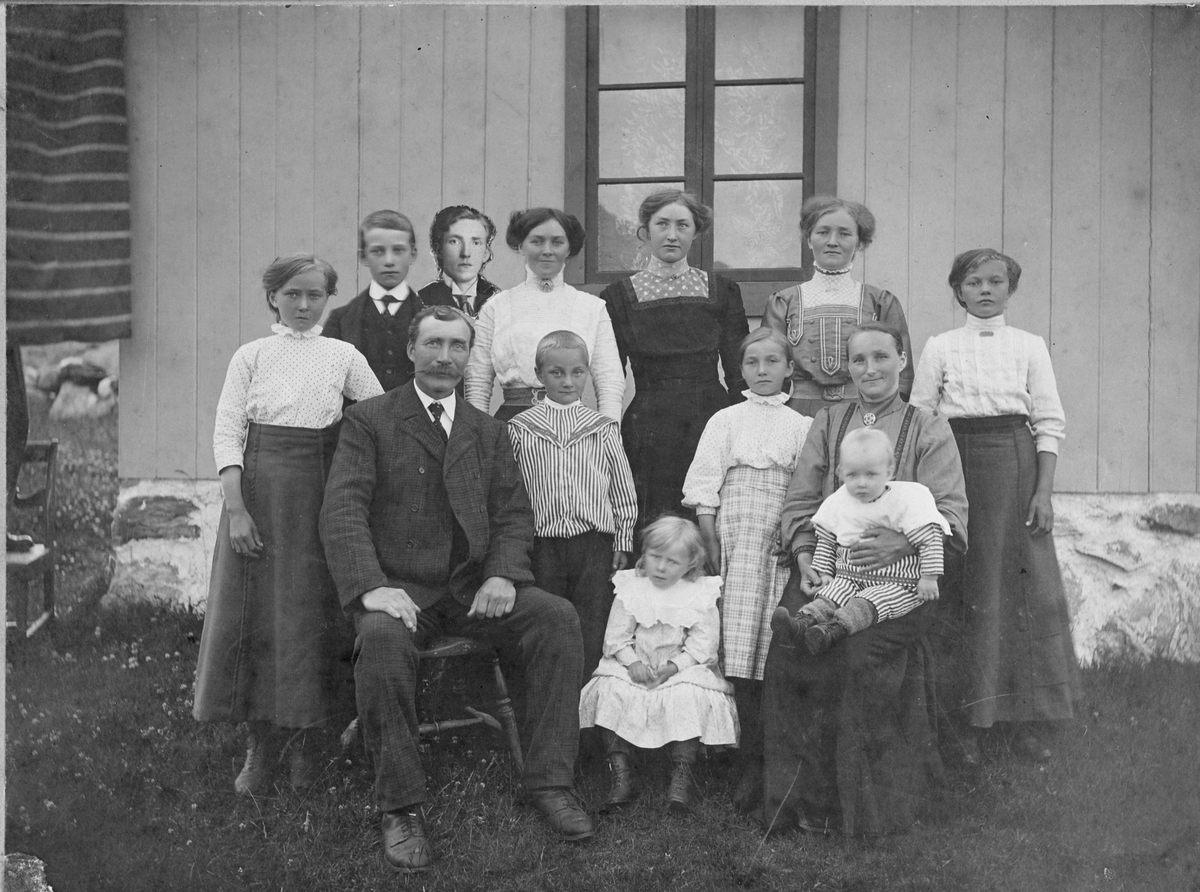 Familien Kristiansen ute i hagen, Mandal, Vallersund