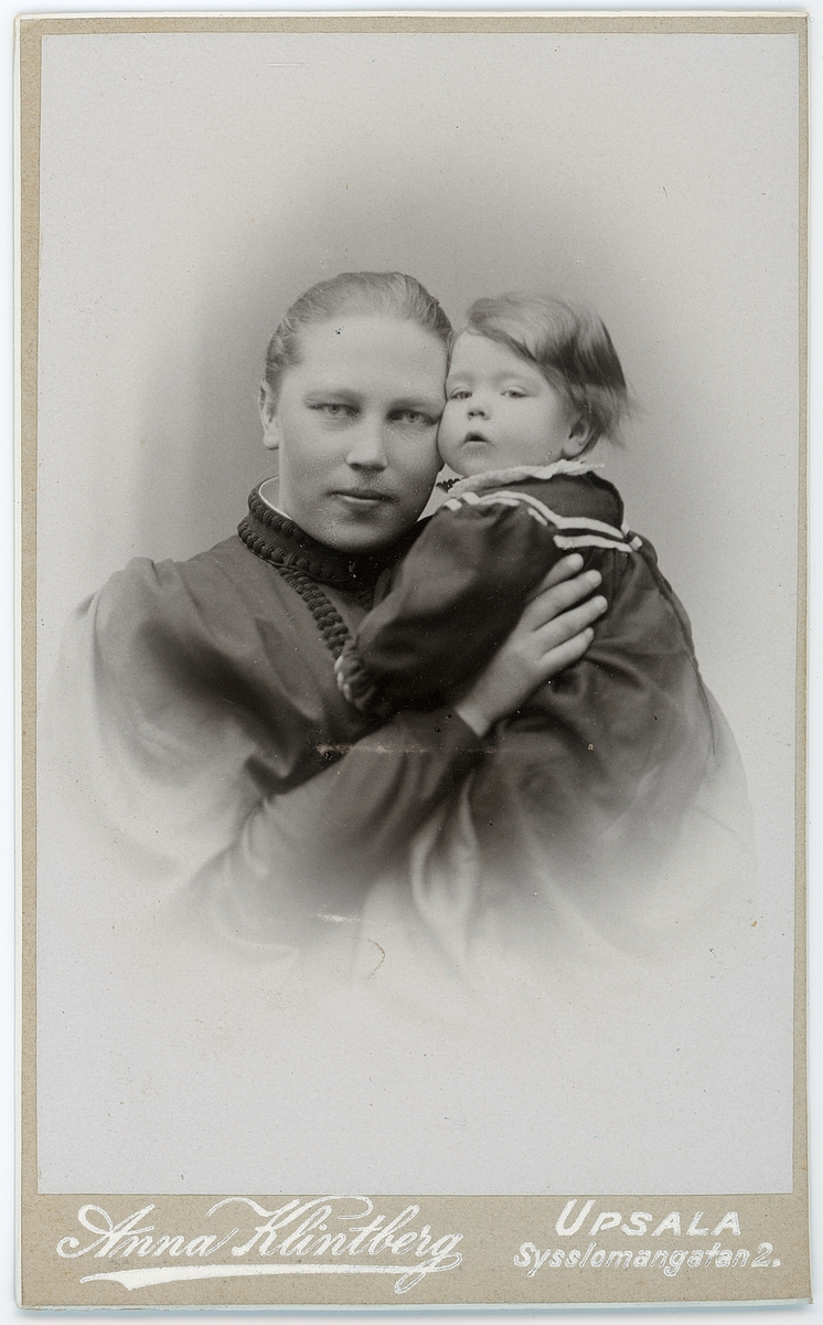Kabinettsfotografi - kvinna med litet barn, Uppsala