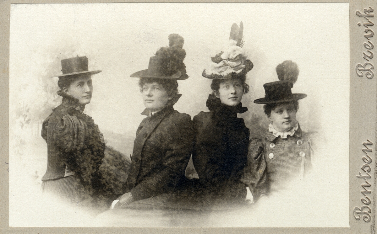 Gruppeportrett. Fire kvinner med kreative hatter.