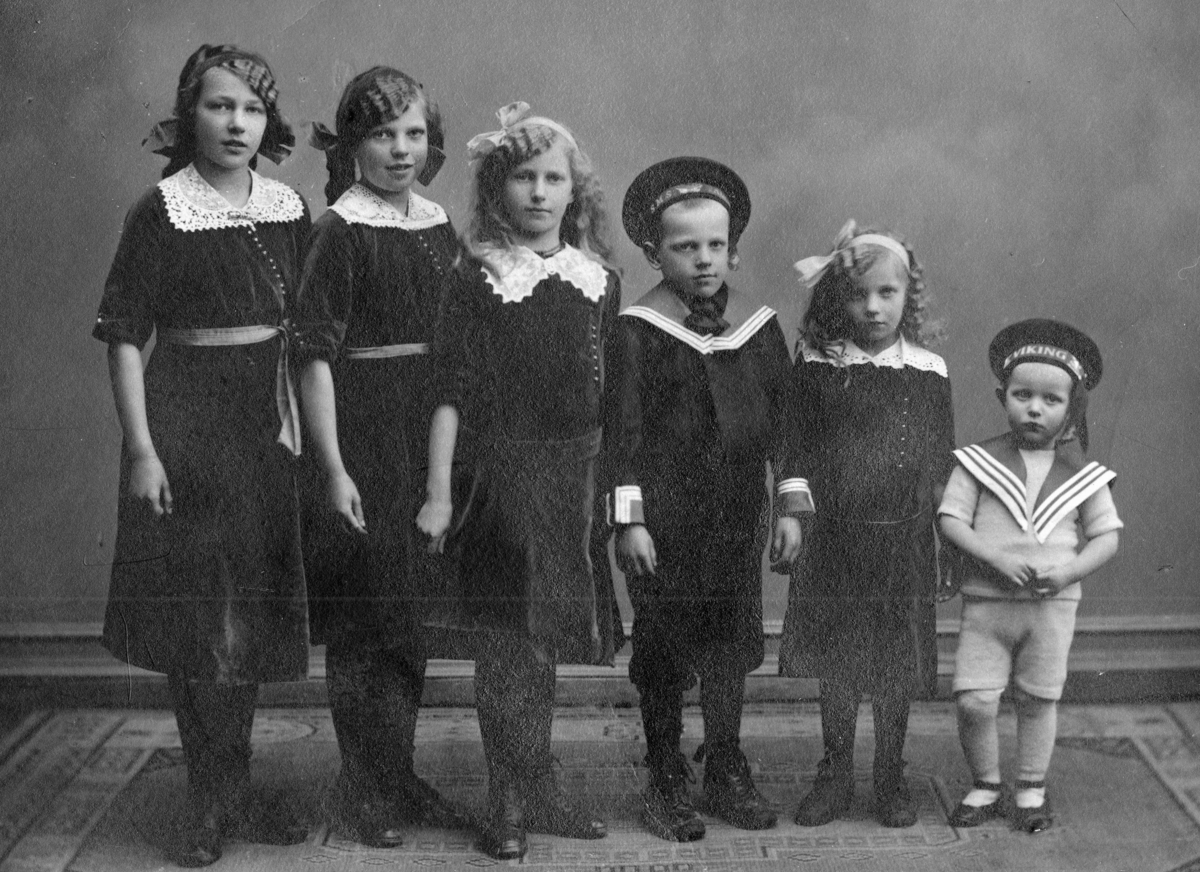 Seks søsken stilt opp til fotografering. Ca.1900-20