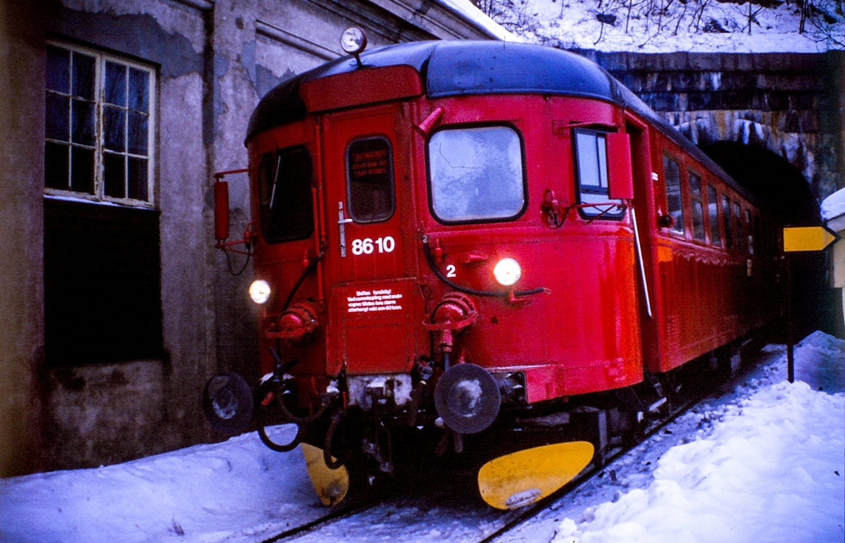 Motorvogn Bm.86.10 ved tunnelen, Kragerø Jernbanestasjon.  Kragerøbanen. Vinter 1988.