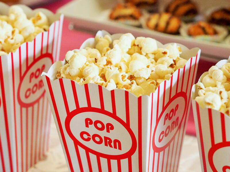 Bilde av popcorn i esker som er røde og hvite.