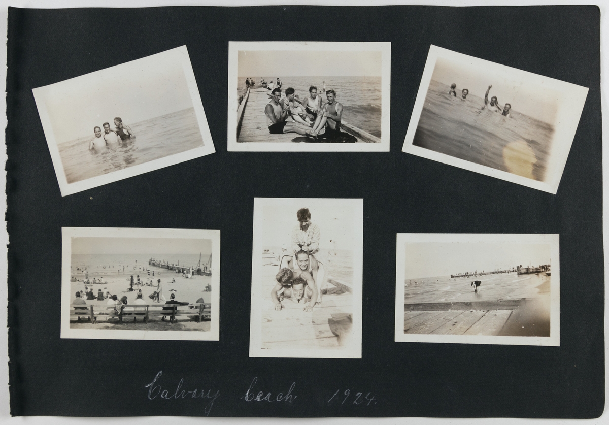 4 kamerater fotografert badende i sjøen. En av mennene løfter hånden i hilsen.