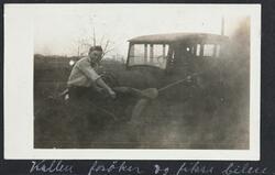 Høsten 1924. Kallen forsøker og fikse bilen.