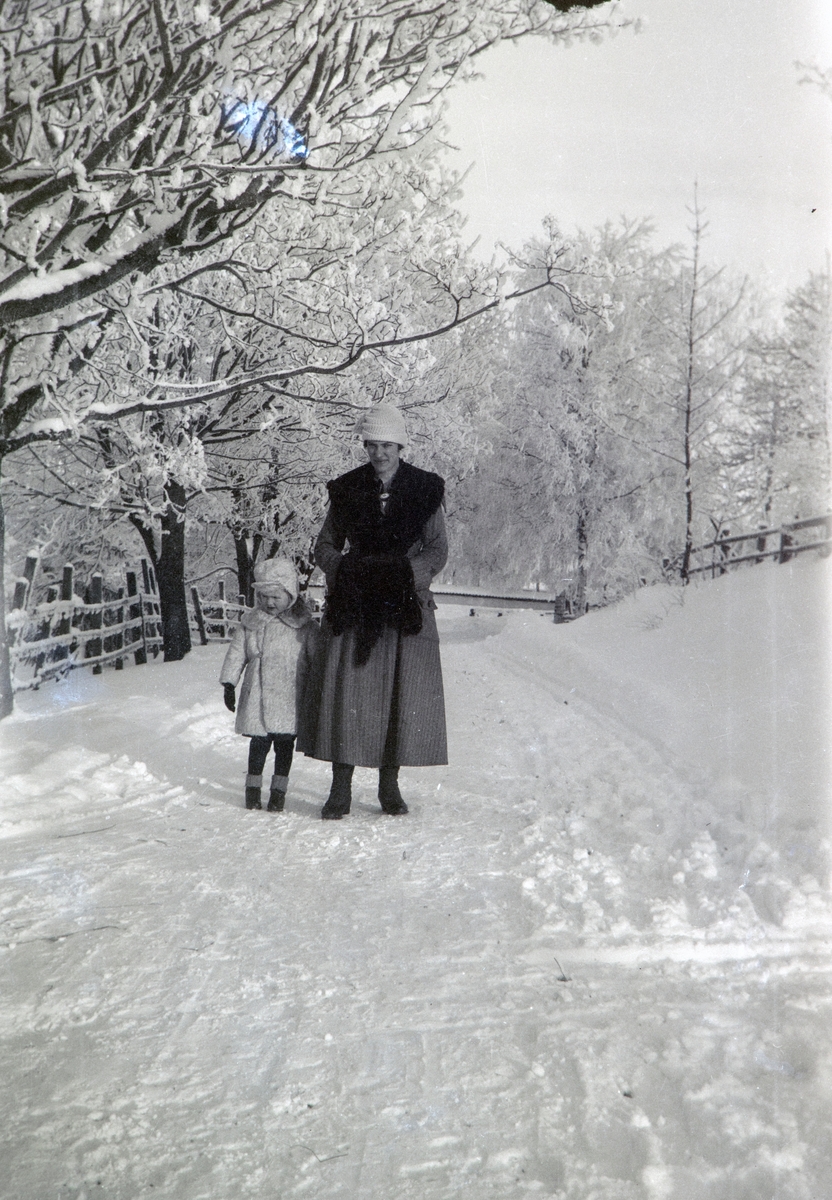 Ute på tur en vinterdag i Ottestafgutua. Andrea Glærum, født Gjestvang (1914-1993) sammen med barnepike Anna Evensen.  Tidspunkt ca 1917.