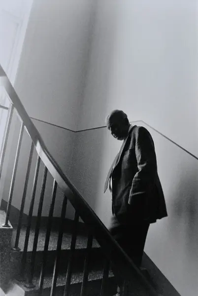 Old Man Going Up and Down a Staircase #29-33 [Fotografi]