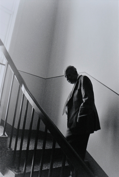 Old Man Going Up and Down a Staircase #29-33 [Fotografi]